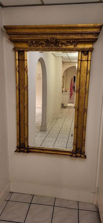 Mooie goudkleurige spiegel met een antieke uitstraling. beschikbaar voor biedingen