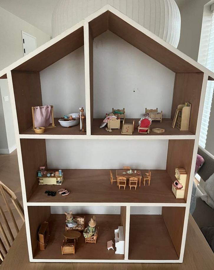 Houten poppenhuis incl Sylvanian sets, Kinderen en Baby's, Speelgoed | Poppenhuizen, Zo goed als nieuw, Poppenhuis, Ophalen