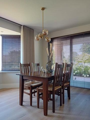 Massieve eiken eettafel met 6 stoelen. beschikbaar voor biedingen