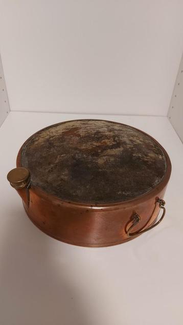 Uit grootmoederstijd. Antieke rood/geel koper voetenstoof beschikbaar voor biedingen