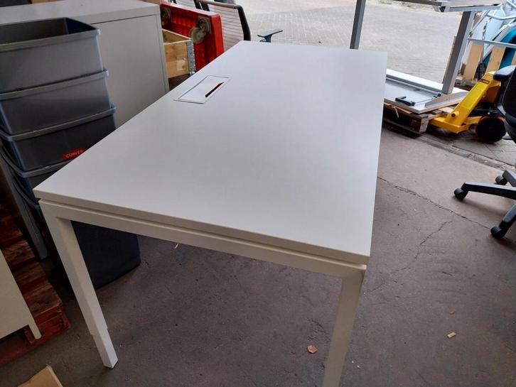 Diverse bureaus, Huis en Inrichting, Bureaus, Zo goed als nieuw, Elektrisch, Ophalen