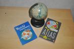 Oude wereldbol op staander en atlassen, Gebruikt, Ophalen of Verzenden