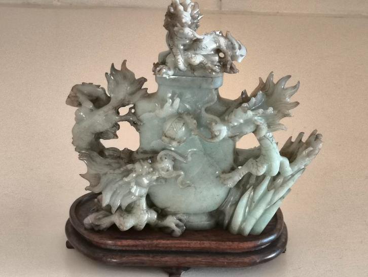 Antiek jade/nefriet Chinese dekselpot met draken op sokkel, Antiek en Kunst, Kunst | Niet-Westerse kunst, Ophalen of Verzenden