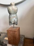 Beeldje van steen op sokkel van hout, Ophalen of Verzenden