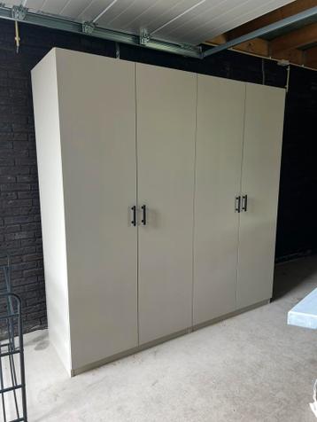 **Mooie en nette grijs/beige Ikea Pax kast** - afbeelding 1