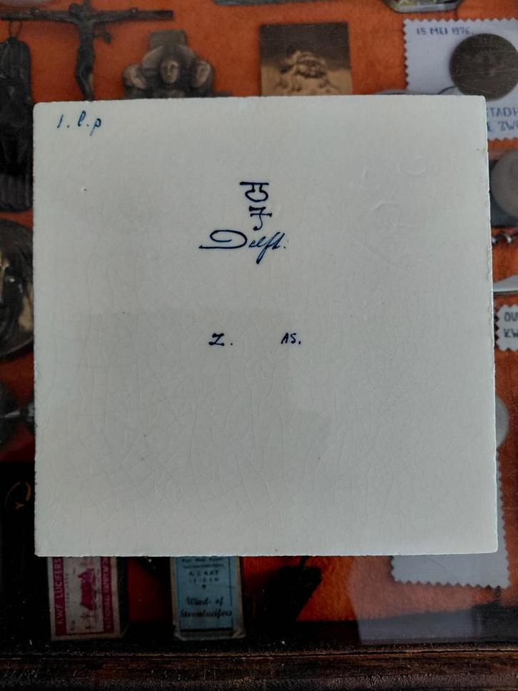 Bijzondere Porseleinen Fles tegel uit 1904., Antiek en Kunst, Antiek | Wandborden en Tegels, Ophalen of Verzenden