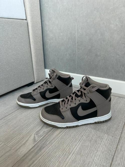 Nike Dunk High Moon Fossil dames maat 37,5, Kleding | Dames, Schoenen, Zo goed als nieuw, Sneakers of Gympen, Ophalen of Verzenden