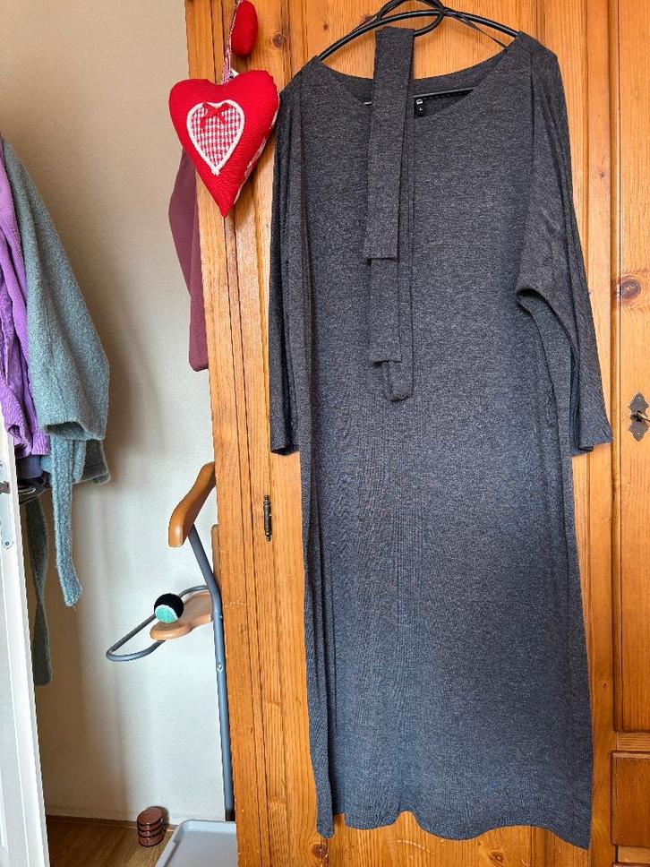 Hema antraciet grijze jurk met vleermuismouwen mt XL, Kleding | Dames, Jurken, Zo goed als nieuw, Maat 46/48 (XL) of groter, Grijs