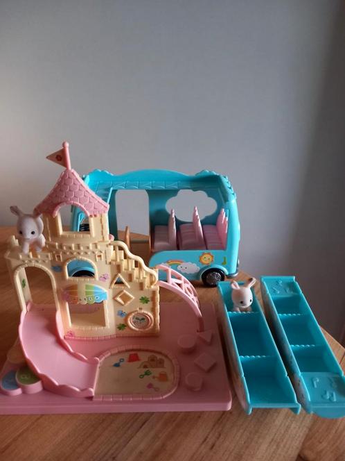 Sylvanian families crèche bus/speeltuin/babies/konijnen, Kinderen en Baby's, Speelgoed | Poppenhuizen, Gebruikt, Ophalen of Verzenden