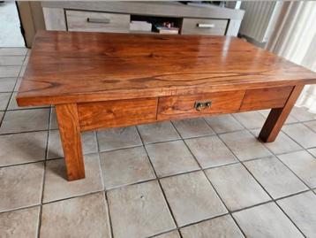Houten salontafel  beschikbaar voor biedingen