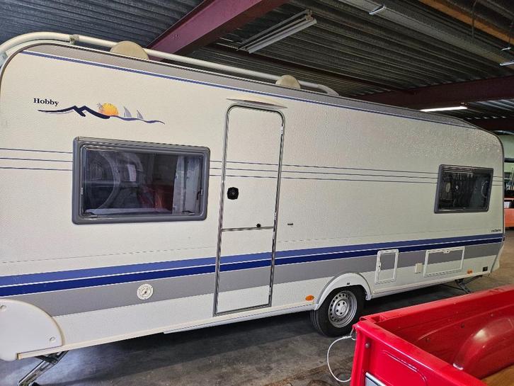 Hobby 560 UF 250cm breed, Caravans en Kamperen, Caravans, Particulier, tot en met 4, 1250 - 1500 kg, Rondzit, Hobby, Vast bed
