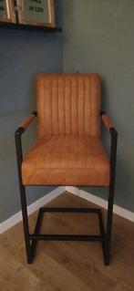 Stijlvolle bruine barkruk met armleuning, Ophalen, Met voetsteun, 60 tot 90 cm, Zo goed als nieuw