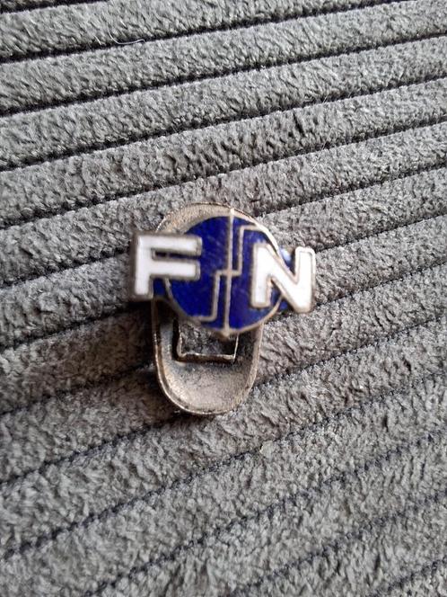 Emaille knoopsspeld Fabrique Nationale (motorfietsen), Verzamelen, Speldjes, Pins en Buttons, Gebruikt, Speldje of Pin, Transport