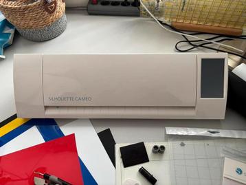 Silhouette Cameo Snijmachine met extra messen, matten, etc. beschikbaar voor biedingen