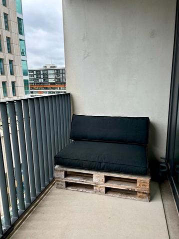 Europallets met antraciet kussens beschikbaar voor biedingen