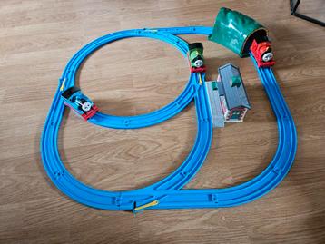 Thomas de Trein Treinbaan met 3 Locomotieven en tunnel beschikbaar voor biedingen