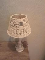 Riviera Maison tafellamp rattan kap oude collectie, Huis en Inrichting, Lampen | Tafellampen, Ophalen of Verzenden, Zo goed als nieuw