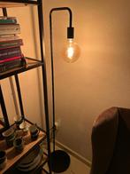 Staande zwarte industriële lamp, Huis en Inrichting, Lampen | Vloerlampen, Ophalen, Zo goed als nieuw, Metaal, 150 tot 200 cm