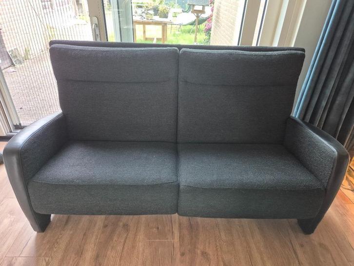 Zwarte 2-zits bank, Huis en Inrichting, Banken | Bankstellen, Gebruikt, Rechte bank, Tweepersoons, 150 tot 200 cm, 75 tot 100 cm