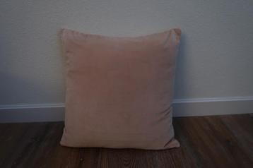 Sierkussen 50 x 50 cm in kleur perzik / zalm velvet stof beschikbaar voor biedingen