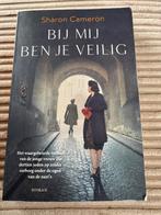 Bij mij ben je veilig - Sharon Cameron, Boeken, Romans, Ophalen of Verzenden, Zo goed als nieuw, Nederland