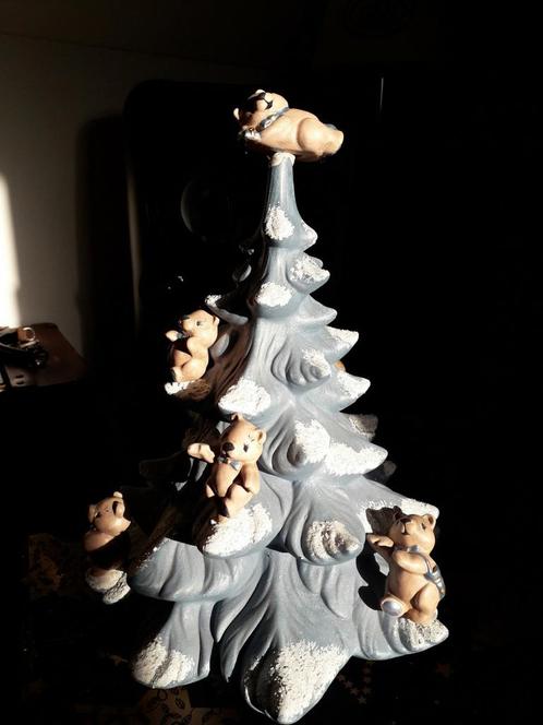 Denneboom (keramiek) met sneeuw en beertjes beer decoratie, Verzamelen, Beelden en Beeldjes, Zo goed als nieuw, Ophalen of Verzenden