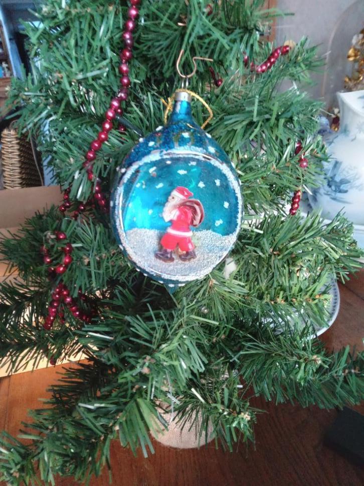 oude glazen kerstbal diorama blauw met kerstman en gesuikerd, Diversen, Kerst, Gebruikt, Ophalen of Verzenden
