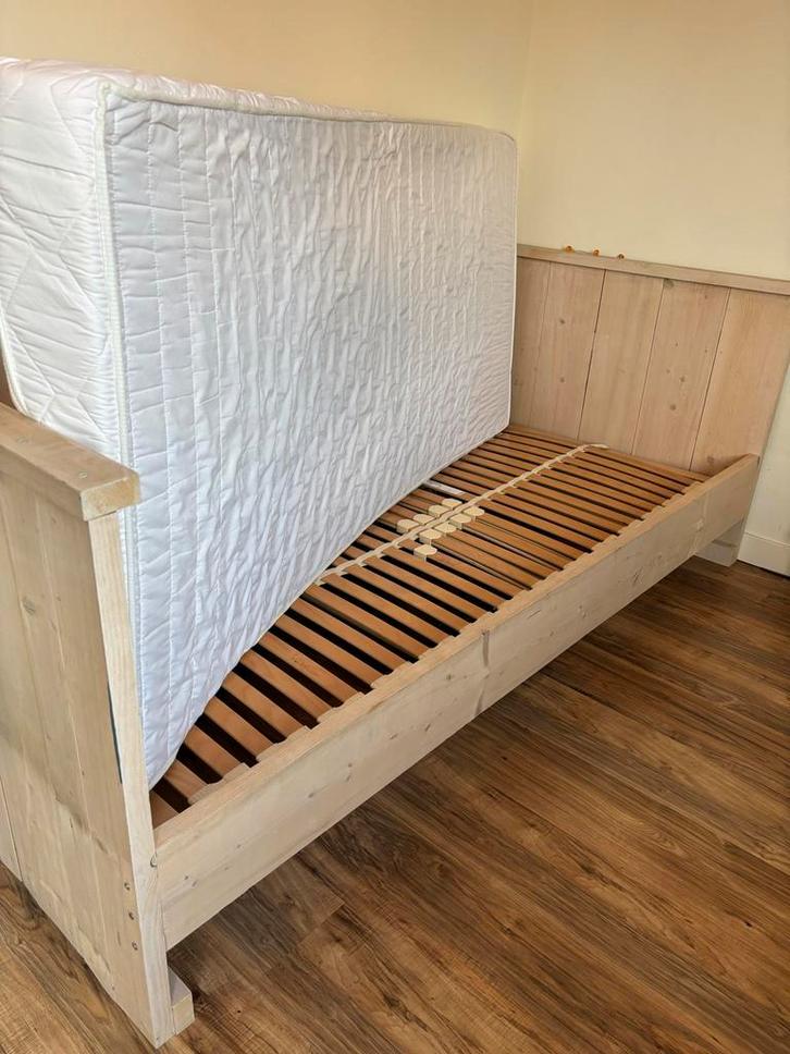 Steigerhouten Bed + Elektrische Lattenbodem 90x200, Huis en Inrichting, Slaapkamer | Bedden, Zo goed als nieuw, Eenpersoons, 90 cm