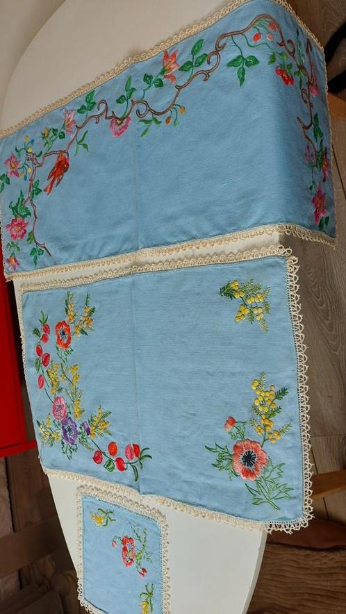 Mooie 3-delige set Franse hand geborduurde tafeldoeken, Huis en Inrichting, Keuken | Textiel, Placemat, Ophalen of Verzenden