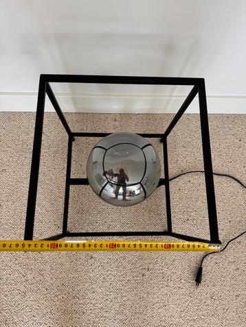 Design Vloerlamp met Glazen Bol beschikbaar voor biedingen