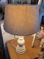 Landelijke tafellamp houten voet licht groene kap, 50 tot 75 cm, Landelijk brocante vintage, Belle Vieille Brocante, Ophalen of Verzenden