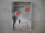 Rosamund Lupton ''Zusje", Rosamund Lupton, Ophalen of Verzenden, Europa overig, Zo goed als nieuw