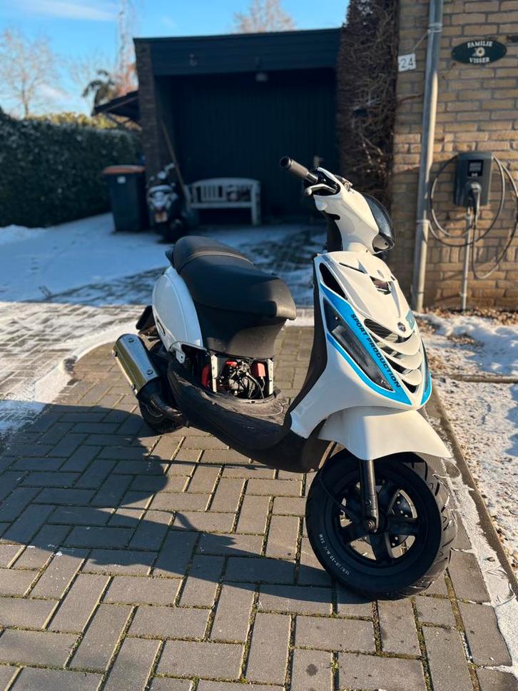 Ht 183cc stage 2 brom, Fietsen en Brommers, Scooters | Piaggio, Zo goed als nieuw, Zip, Maximaal 45 km/u, Tweetakt, Ophalen of Verzenden
