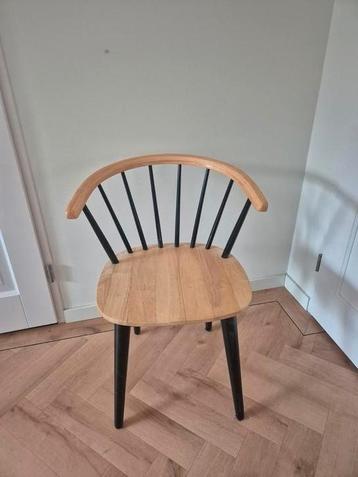 Mooie houten stoel beschikbaar voor biedingen