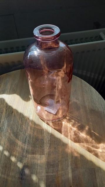 Roze vaas beschikbaar voor biedingen