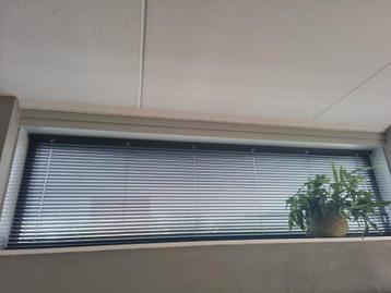 Twee aluminium jaloezieen beschikbaar voor biedingen