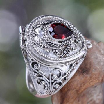 Balinese Secret Locket ring Ø 18,2 mm, zilver en granaat beschikbaar voor biedingen
