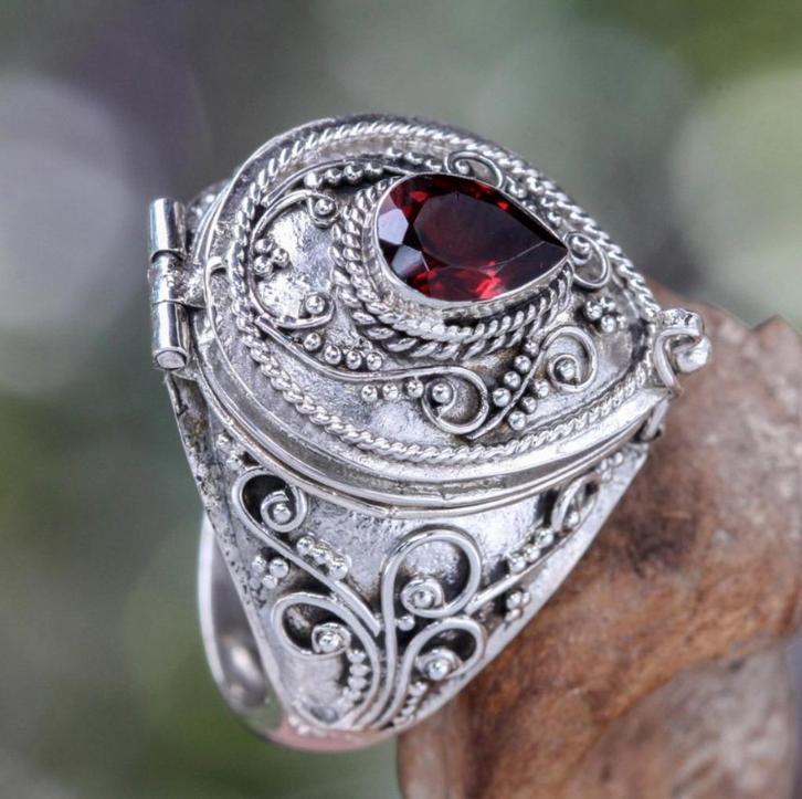 Balinese Secret Locket ring Ø 18,2 mm, zilver en granaat, Sieraden, Tassen en Uiterlijk, Ringen, Nieuw, Dame of Heer, 18 tot 19