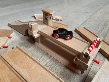 Houten autobaan met ophaalbrug beschikbaar voor biedingen