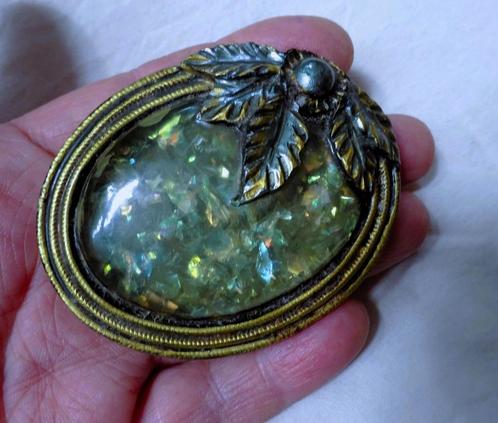 Goudkleurig ovale broche parelmoer flecks achter plexiglas, Sieraden, Tassen en Uiterlijk, Broches, Gebruikt, Overige materialen