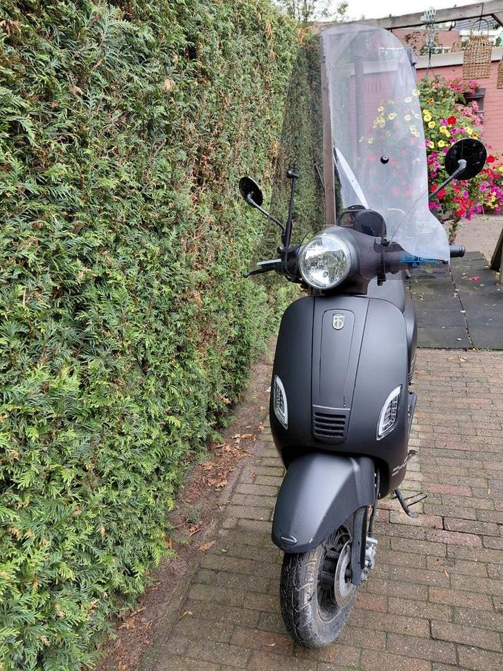 btc riva scooter. uit bouwjaar 2020, op blauw kenteken, Fietsen en Brommers, Snorfietsen en Snorscooters, Zo goed als nieuw, Overige merken