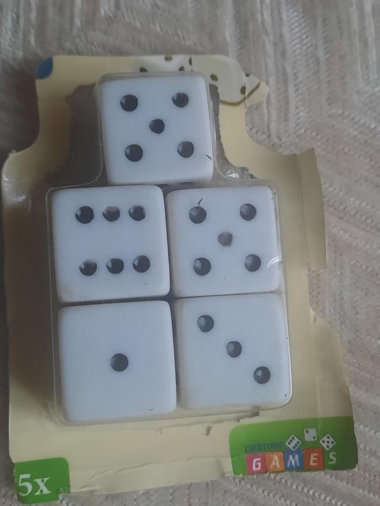 Nieuwe grotere dobbelstenen in verpakking, Ophalen of Verzenden, Nieuw