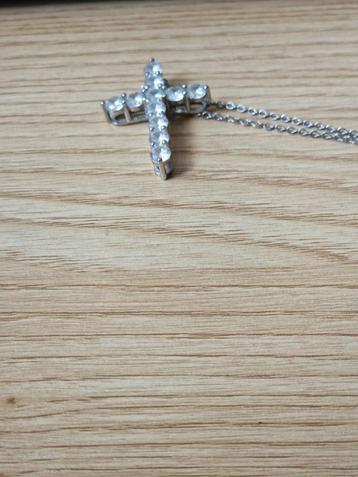 Witgoud kruis met kunstdiamanten beschikbaar voor biedingen