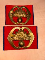 2x Baretembleem Grenadiers - 4 en 6 gaten, Verzamelen, Ophalen of Verzenden, Landmacht, Nederland, Embleem of Badge