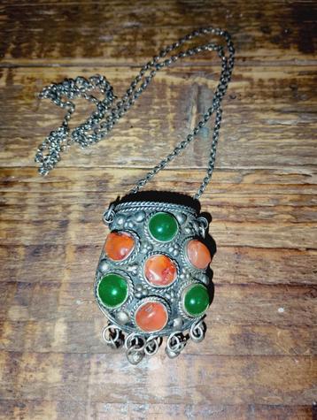 Vintage Indiase pillendoosje hanger met jade stenen beschikbaar voor biedingen