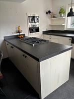 Stijlvolle witte keuken met zwart terrazzo aanrechtblad, Huis en Inrichting, Ophalen, Gebruikt, Overige materialen, Wit