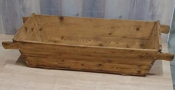 Oude houten trog of houten bak voor houtblokken of planten beschikbaar voor biedingen