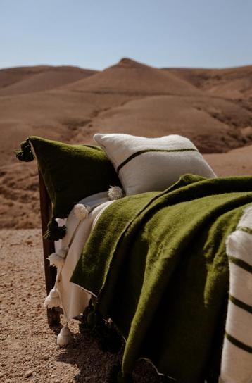 Donkergroene, wollen pompom sprei van de Souks beschikbaar voor biedingen
