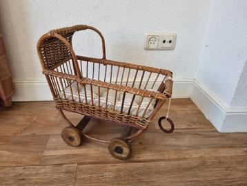 Vintage rotan poppenwagen beschikbaar voor biedingen