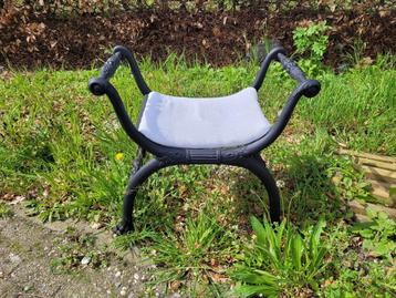 zeer oud leuk nostalgische houten stoeltje beschikbaar voor biedingen